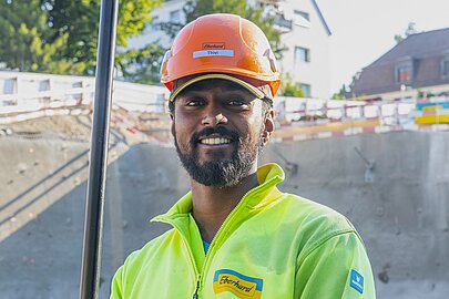 Thivithan arbeitet auf der Baustelle Thivithan arbeitet auf der Baustelle