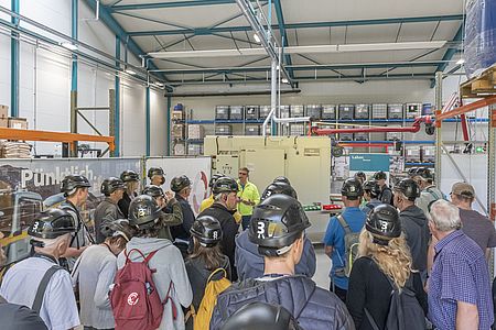 Besucher betrachten am Tag der offenen Tür der EbiMIK Eröffnung das Baustoffprüflabor EbiLAB