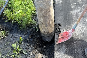 Absaugung Ölverschmutzter Schotter mit Saugbaggerkrone unter mithilfe von Schaufel