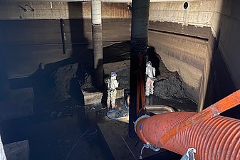 Absaugung Sedimente im Faulturm mit Schutzkleidung