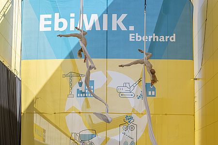 Am Nachmittag des Kundenanlass der EbiMIK Eröffnung findet der Eröffnungsakt statt. Die beiden Künstlerinnen Svetlana und Natalie zeigen ihre Show vor dem grossen EbiMIK Plakat