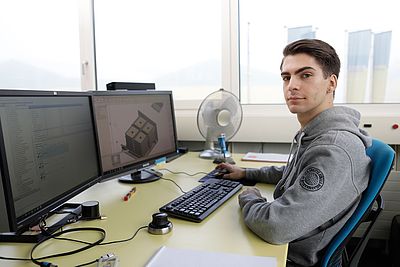 Unser Lernender Konstrukteur zeichnet im CAD an seinem Computer